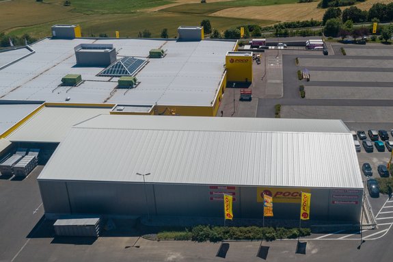 Isolierte Alu-Leichtbauhalle und Bürocontainer für POCO Einrichtungsmärkte GmbH in Görgeshausen - 2