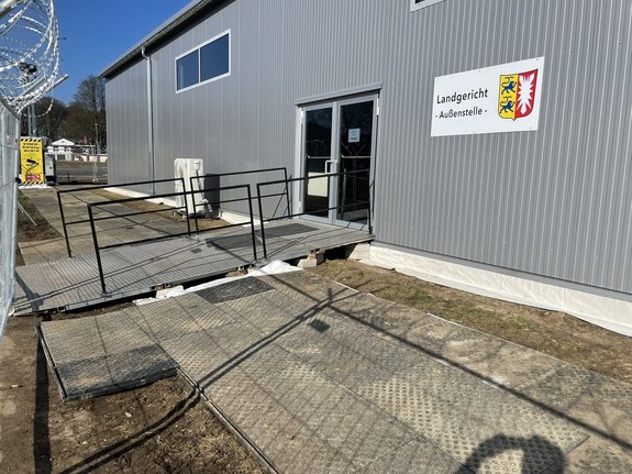 Isolierte Leichtbauhalle / Fertighalle für das Landgericht in Lübeck Innen - 8