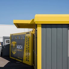 Container mit Attika oder Vordach
