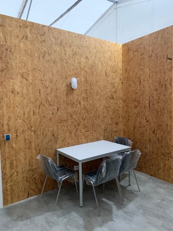 Leichtbauhalle mit Sanitärcontainern und Innenausstattung als Notunterkunft in Main-Kinzig-Kreis in Gelnhausen, Bürotische - 1