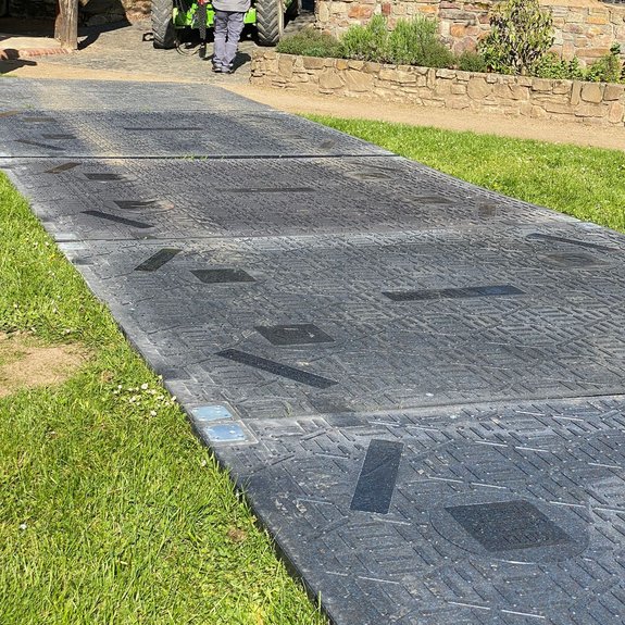 Fahrwegsplatten als Bodenschutz beim Aufbau eines Zeltes, Groundprotect M Platten - 5