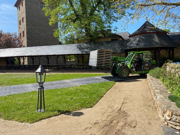 Fahrwegsplatten als Bodenschutz beim Aufbau eines Zeltes, Groundprotect M Platten - 6
