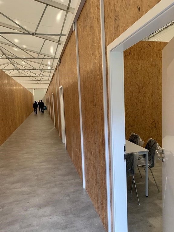 Leichtbauhalle mit Sanitärcontainern und Innenausstattung als Notunterkunft in Main-Kinzig-Kreis in Gelnhausen, Flur - 1