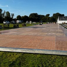 Zeltverleih: Fußboden aus Holz oder Kunststoff