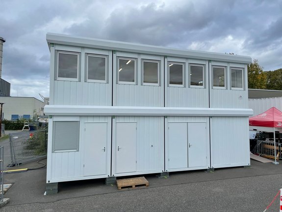 Baucontainer und Lagercontainer im Kölner Hafen für Firma Viking Technical GmbH von Außen - 3