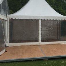 Zeltverleih: Fußboden aus Holz oder Kunststoff